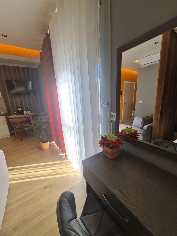 Sunny Apartment - Blloku Tirana, Near Lake Esterno foto