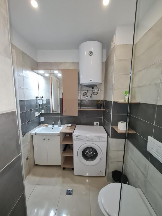 Sunny Apartment - Blloku Tirana, Near Lake Esterno foto