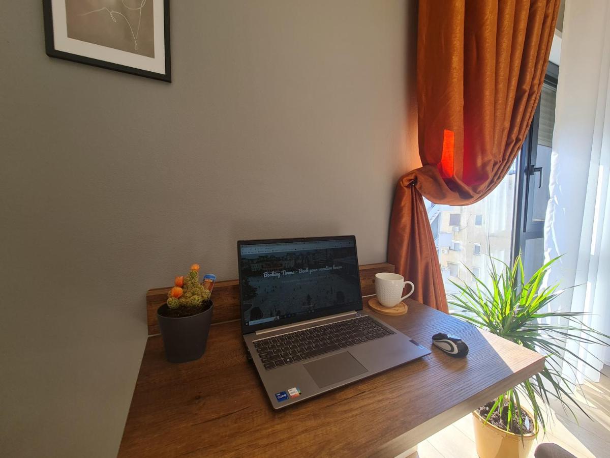 Sunny Apartment - Blloku Tirana, Near Lake Esterno foto