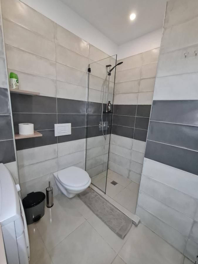 Sunny Apartment - Blloku Tirana, Near Lake Esterno foto