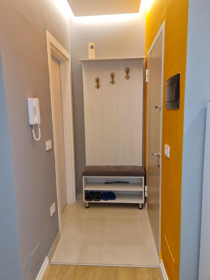 Sunny Apartment - Blloku Tirana, Near Lake Esterno foto