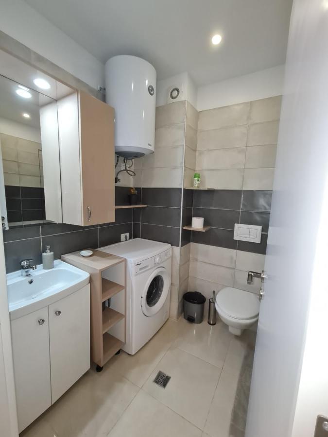 Sunny Apartment - Blloku Tirana, Near Lake Esterno foto