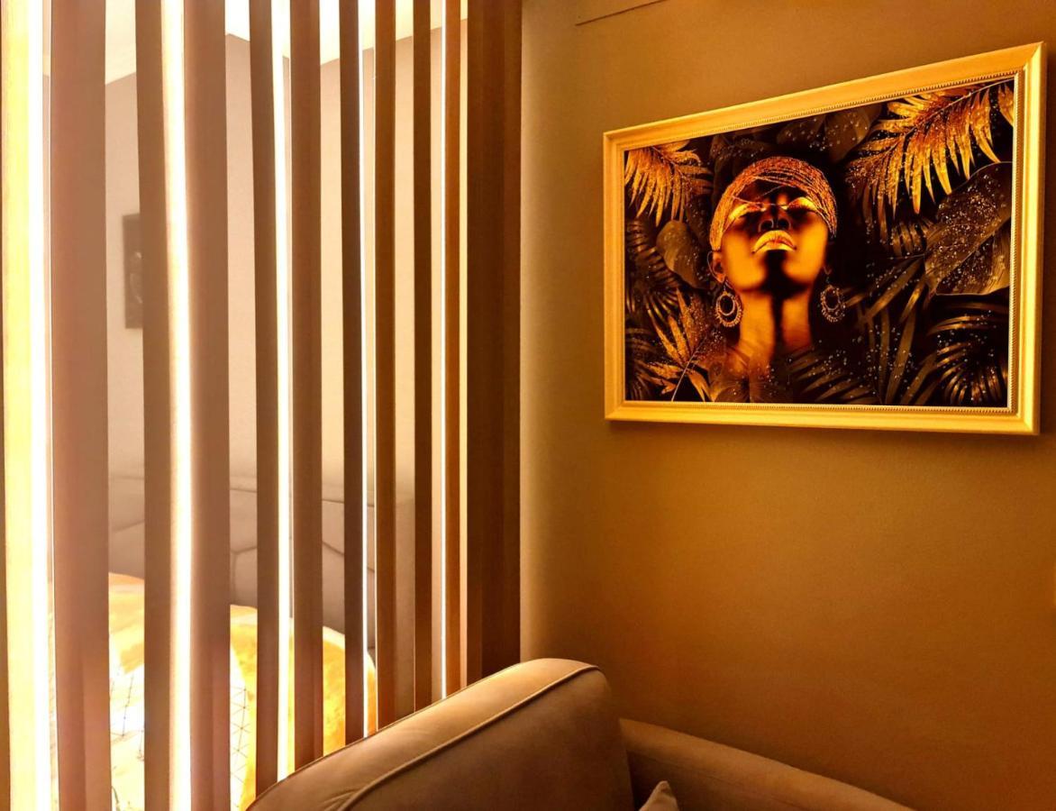 Sunny Apartment - Blloku Tirana, Near Lake Esterno foto